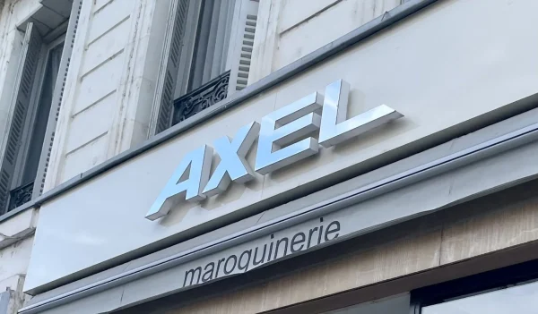 Lettres en relief Axel sur bandeau gris de façade