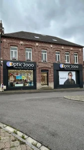 Boutique en angle de rue avec enseigne