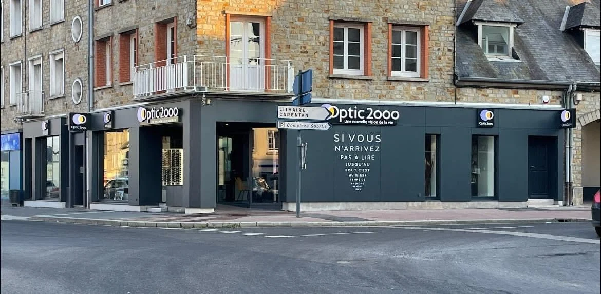 Façade de boutique avec enseigne en centre-ville