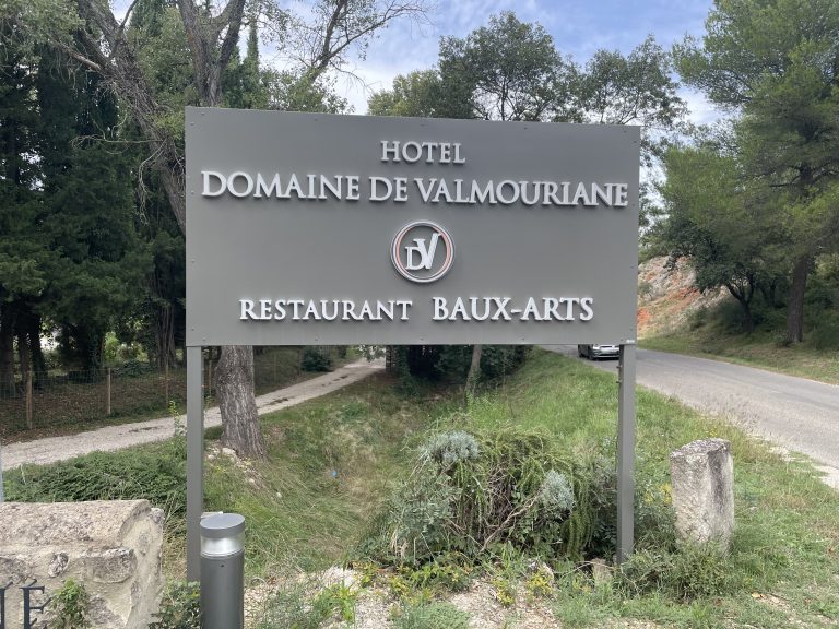 Totem d'entrée Hôtel Domaine de Valmouriane, restaurant et spa