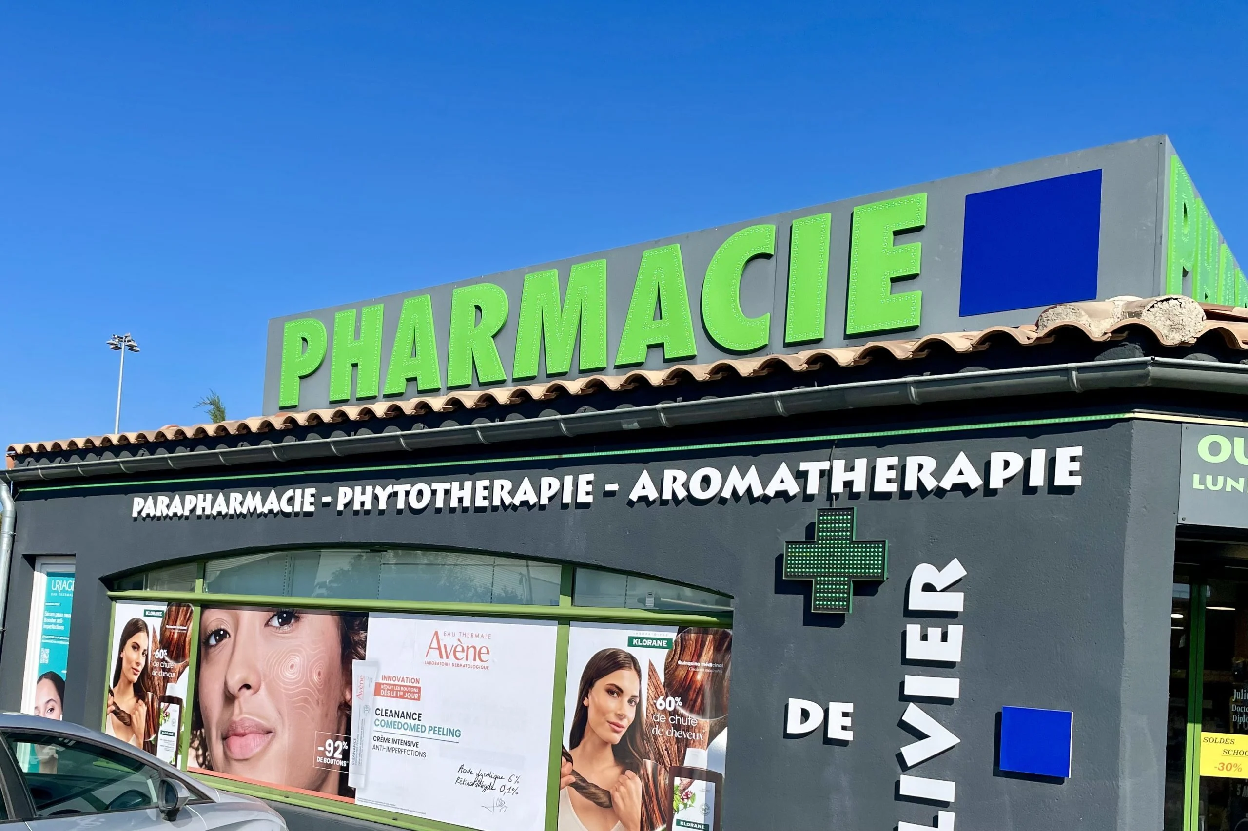 Enseigne Pharmacie et bandeau aromathérapie en façade