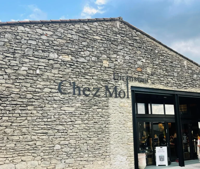 Enseigne en lettres sur façade en pierre