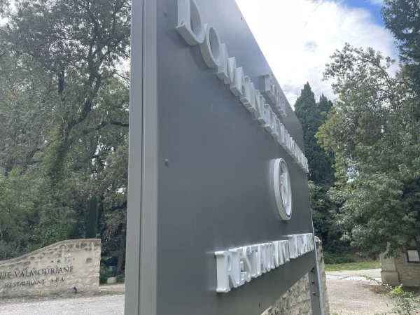 enseigne domaine hôtelier et signalétique CHATEAURENARD
