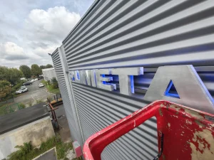 Lettres en relief posées sur bardage métallique