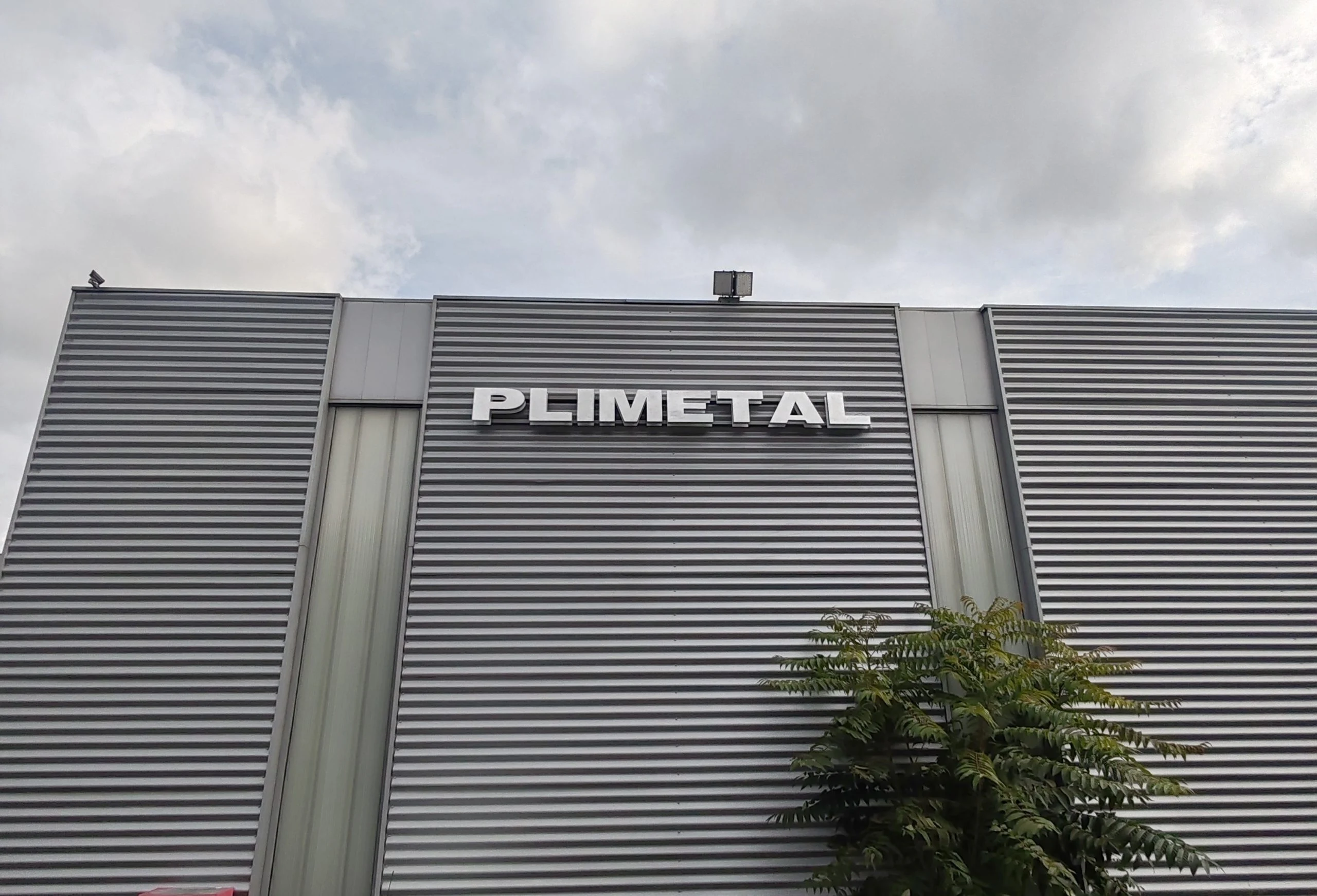 Enseigne Plimetal sur bardage gris