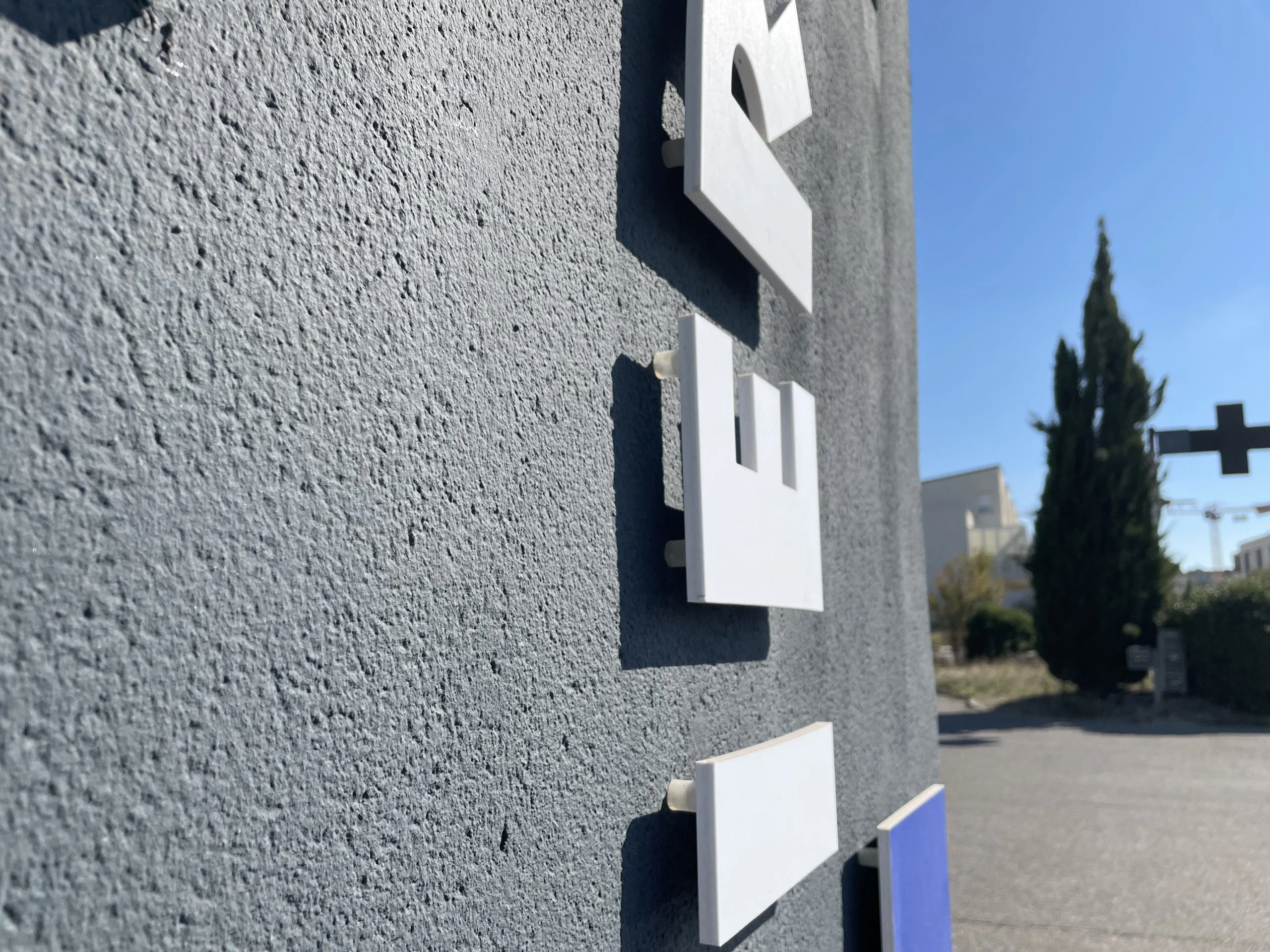 Détail de lettres blanches en relief sur façade