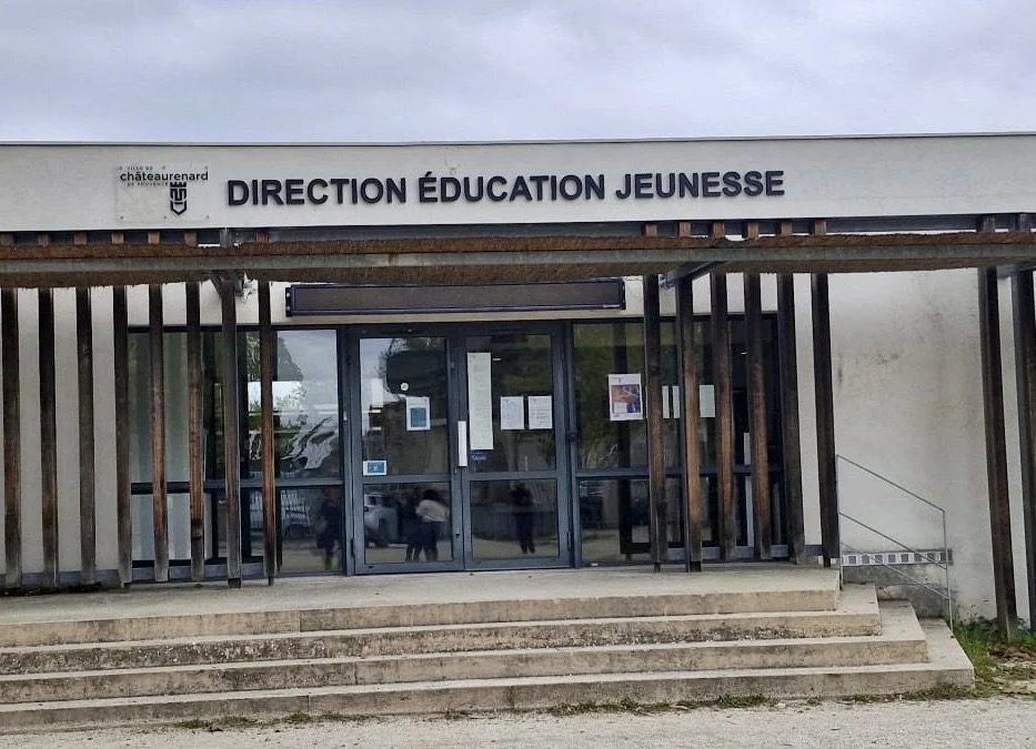 conception enseigne lettres découpées
