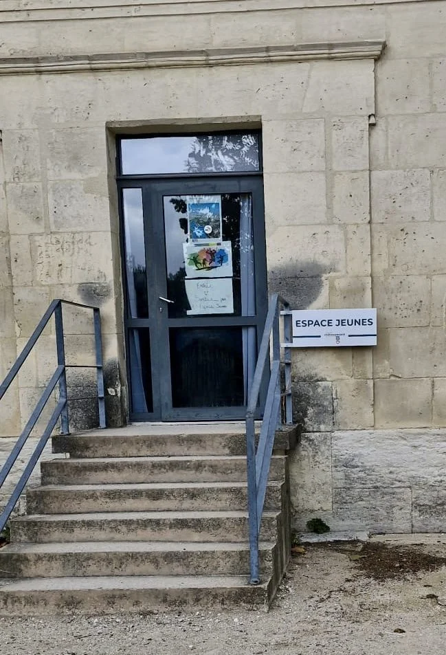 conception enseigne lettres découpées