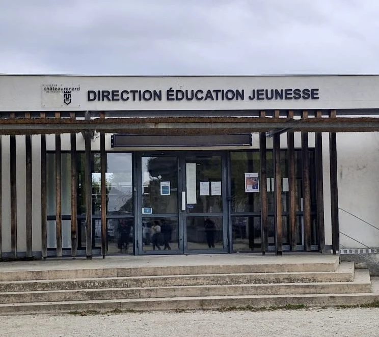 conception enseigne lettres découpées