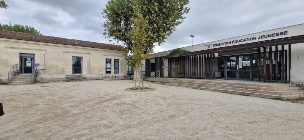 conception enseigne lettres découpées