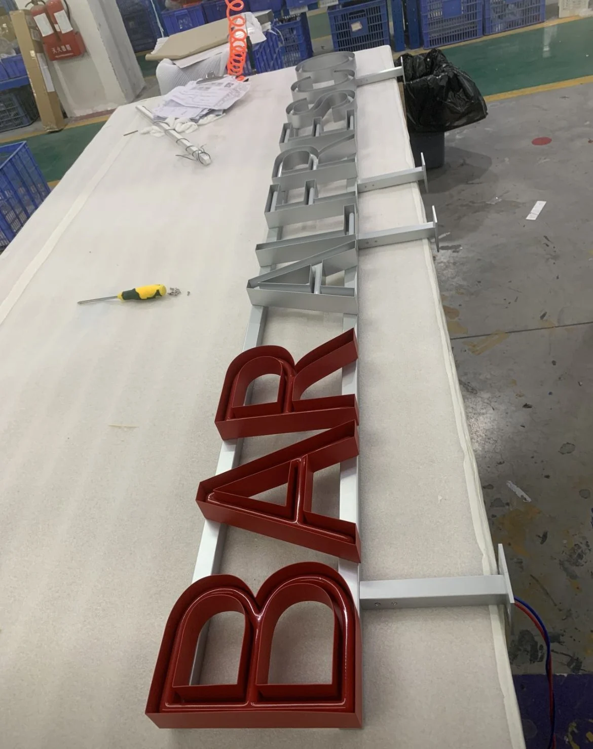 Lettres rouges Bar assemblées à l'atelier