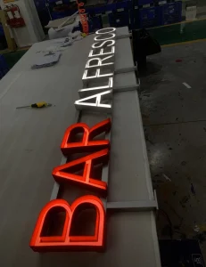 Lettres lumineuses rouges Bar en cours de fabrication