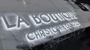 Lettres découpées La Boutique en cours de fabrication