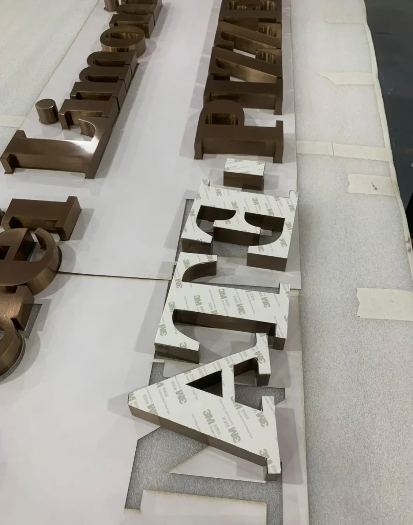 Fabrication enseigne lettres lumineuses