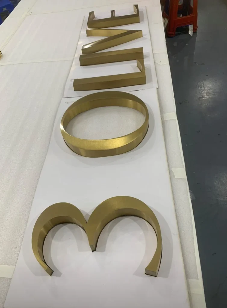 Fabrication enseigne lettres lumineuses