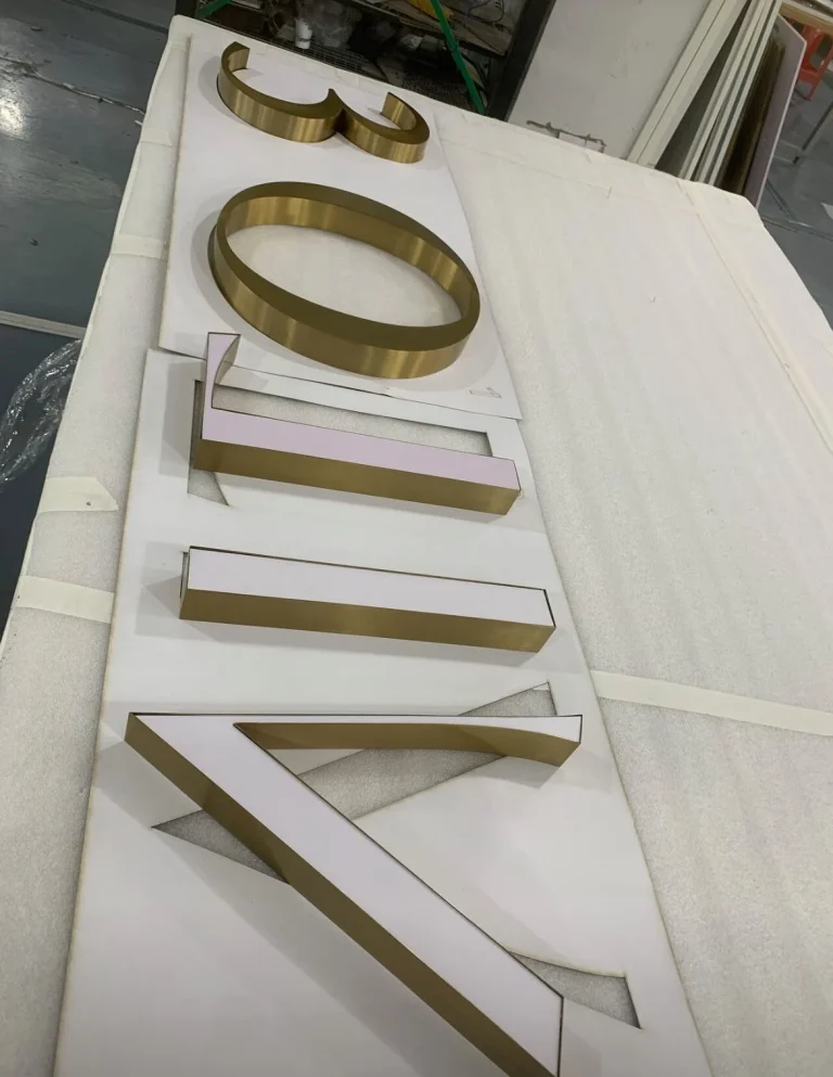 Lettres en relief dorées en cours de fabrication à l'atelier