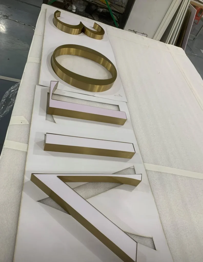 Fabrication enseigne lettres lumineuses