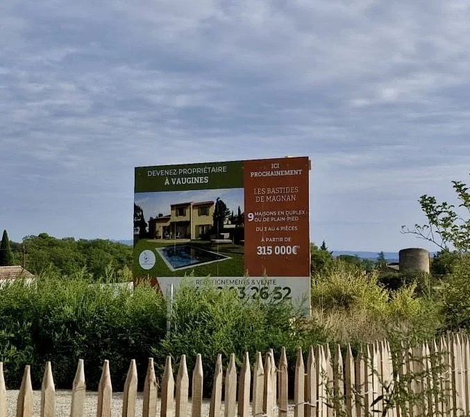 Panneau de promotion immobilière vue d'ensemble