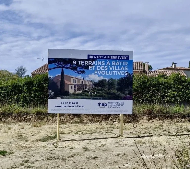 Panneau grand format de programme immobilier sur terrain