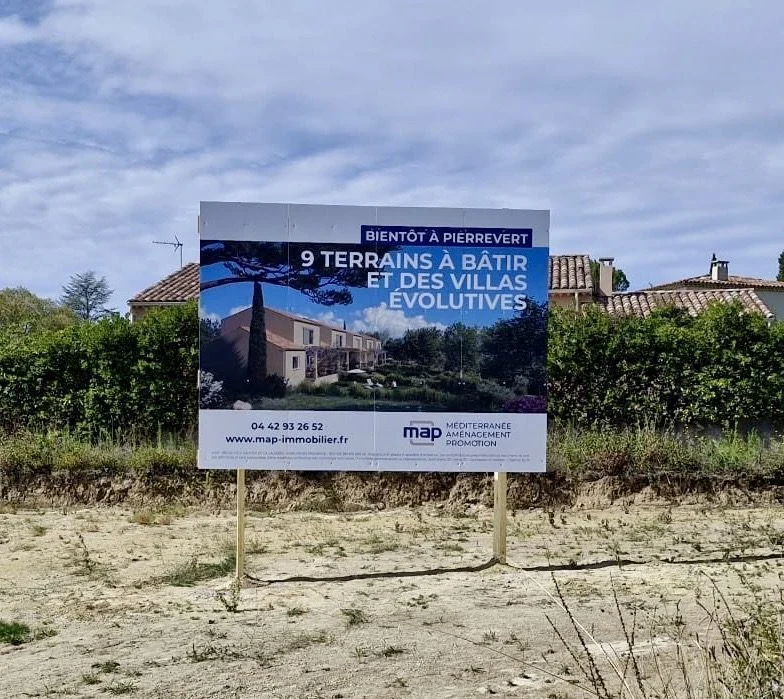 Panneau grand format de programme immobilier sur terrain