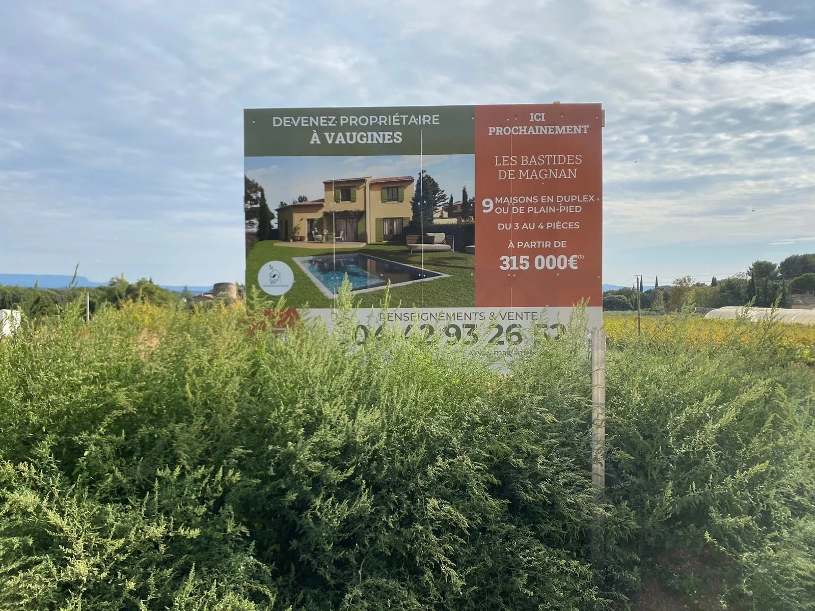 Panneau de promotion immobilière au milieu de la végétation