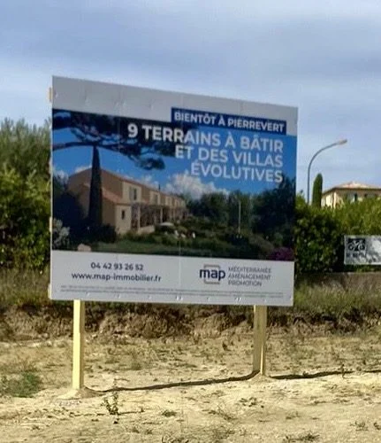Panneau de chantier pour programme immobilier en bord de terrain