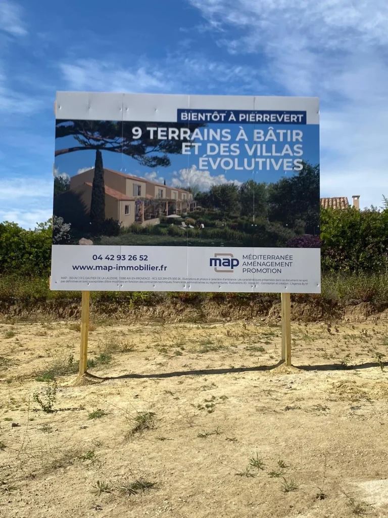 Panneau de promotion immobilière installé sur un terrain
