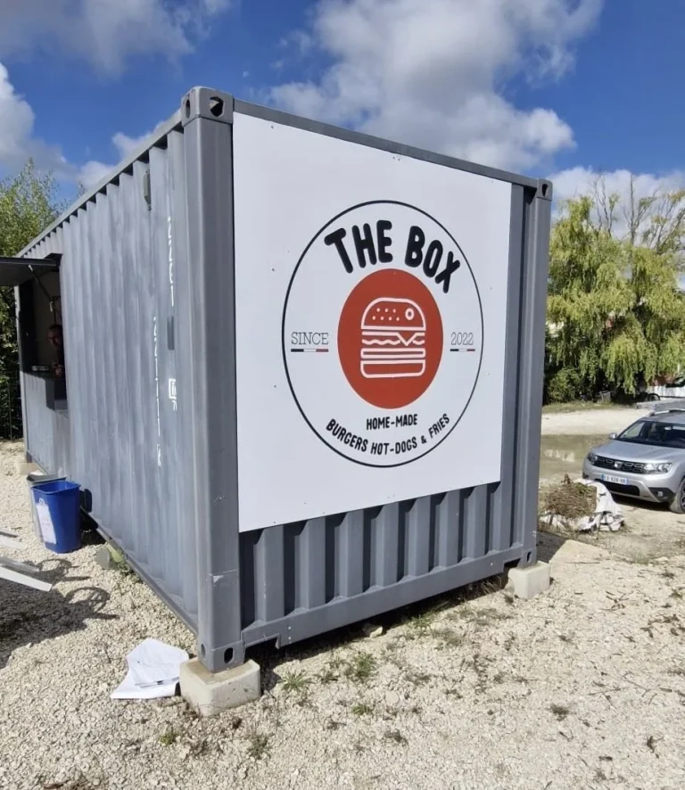 Panneau rond The Box fixé sur un conteneur