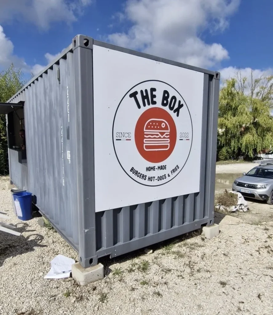 Panneau sur container