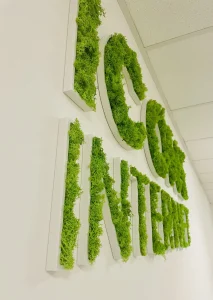 Enseigne lettres PVC végétales avec lichen