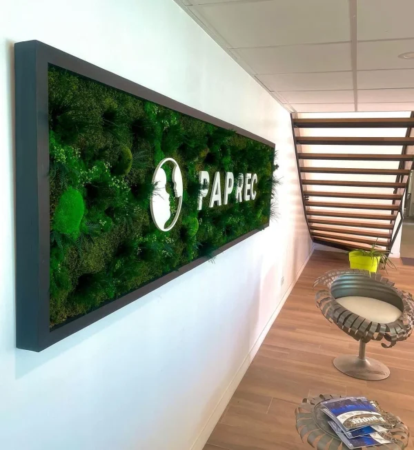 Logo Paprec sur cadre végétal stabilisé dans un couloir de bureaux