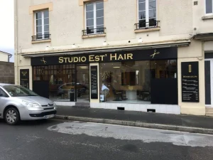 Façade du salon Studio Est'Hair avec enseigne type Dibond