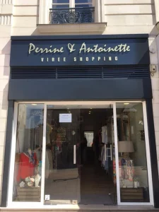 Devanture de boutique avec panneau type Dibond au-dessus de l'entrée