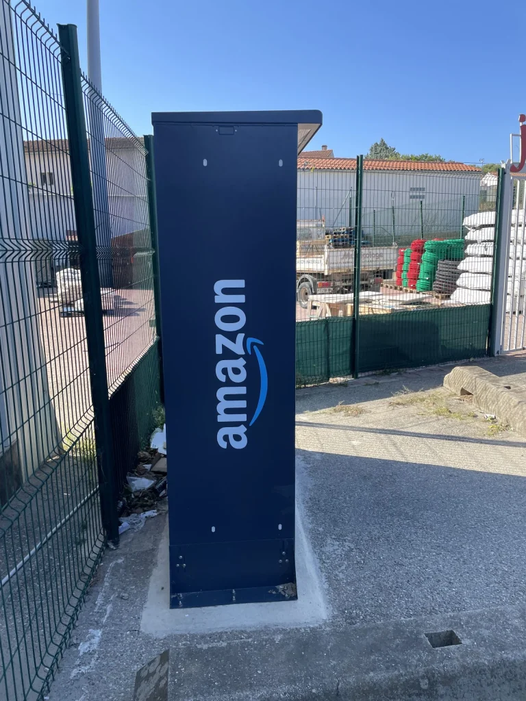 Exemple de réalisation Premium Enseigne – colonne amazon à l’entrée d’un site clôturé
