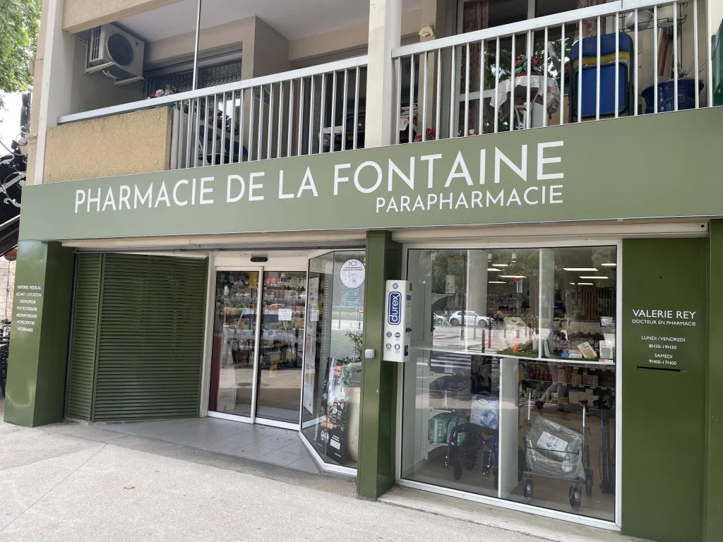 Exemple de réalisation Premium Enseigne – façade d’une pharmacie et parapharmacie nommée pharmacie de la fontaine