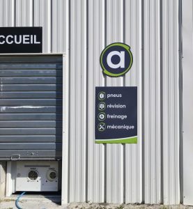 enseigne lumineuse Avatacar accueil pneus révision freinage mécanique