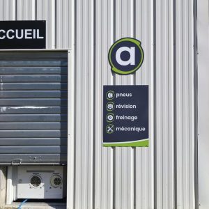 enseigne lumineuse Avatacar accueil pneus révision freinage mécanique