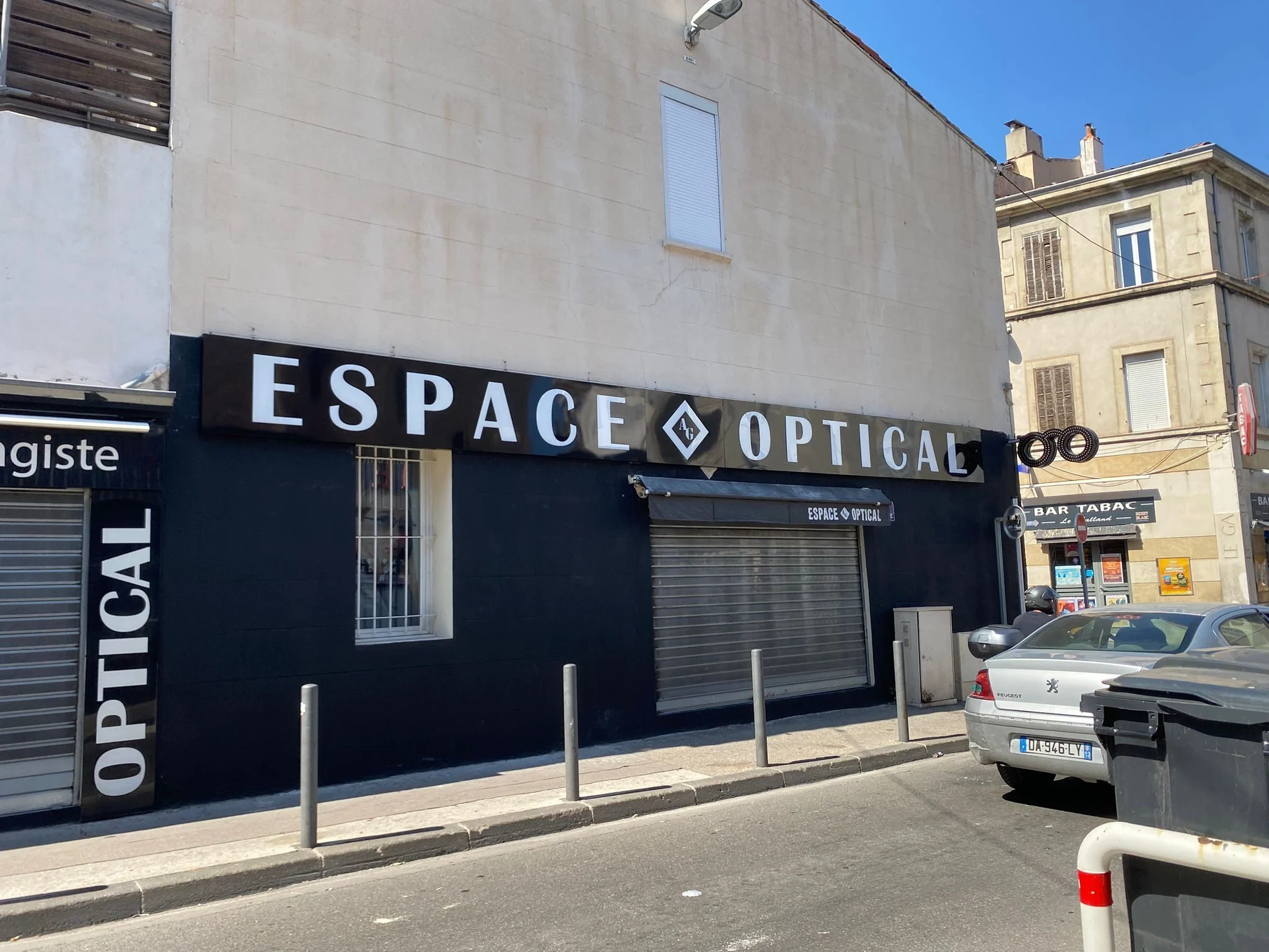 Façade noire de l'opticien Espace Optical avec lettres lumineuses