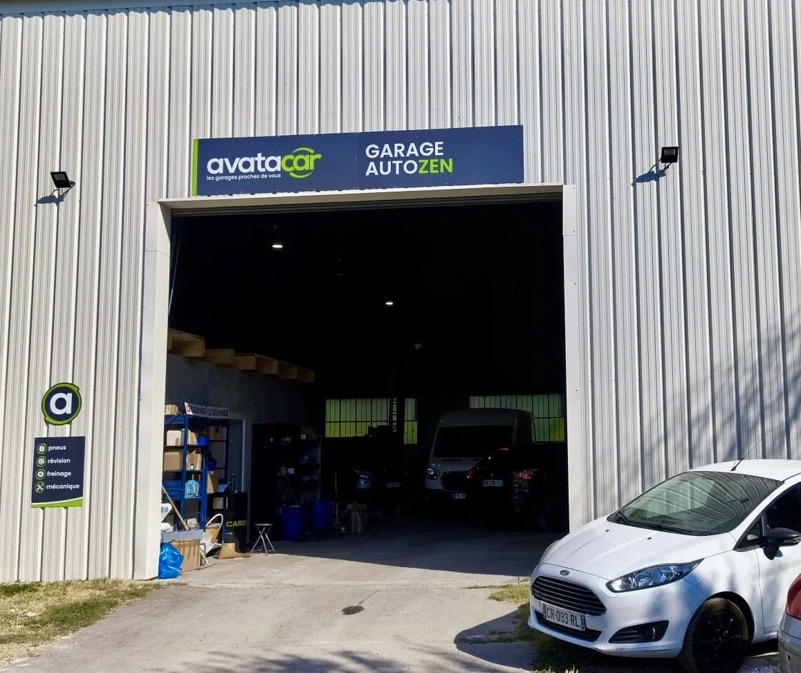 Enseigne Avatacar Garage Autozen au-dessus de l'entrée de l'atelier