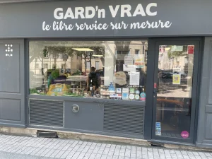 Enseigne GARD'n VRAC « le libre service sur mesure » sur façade grise