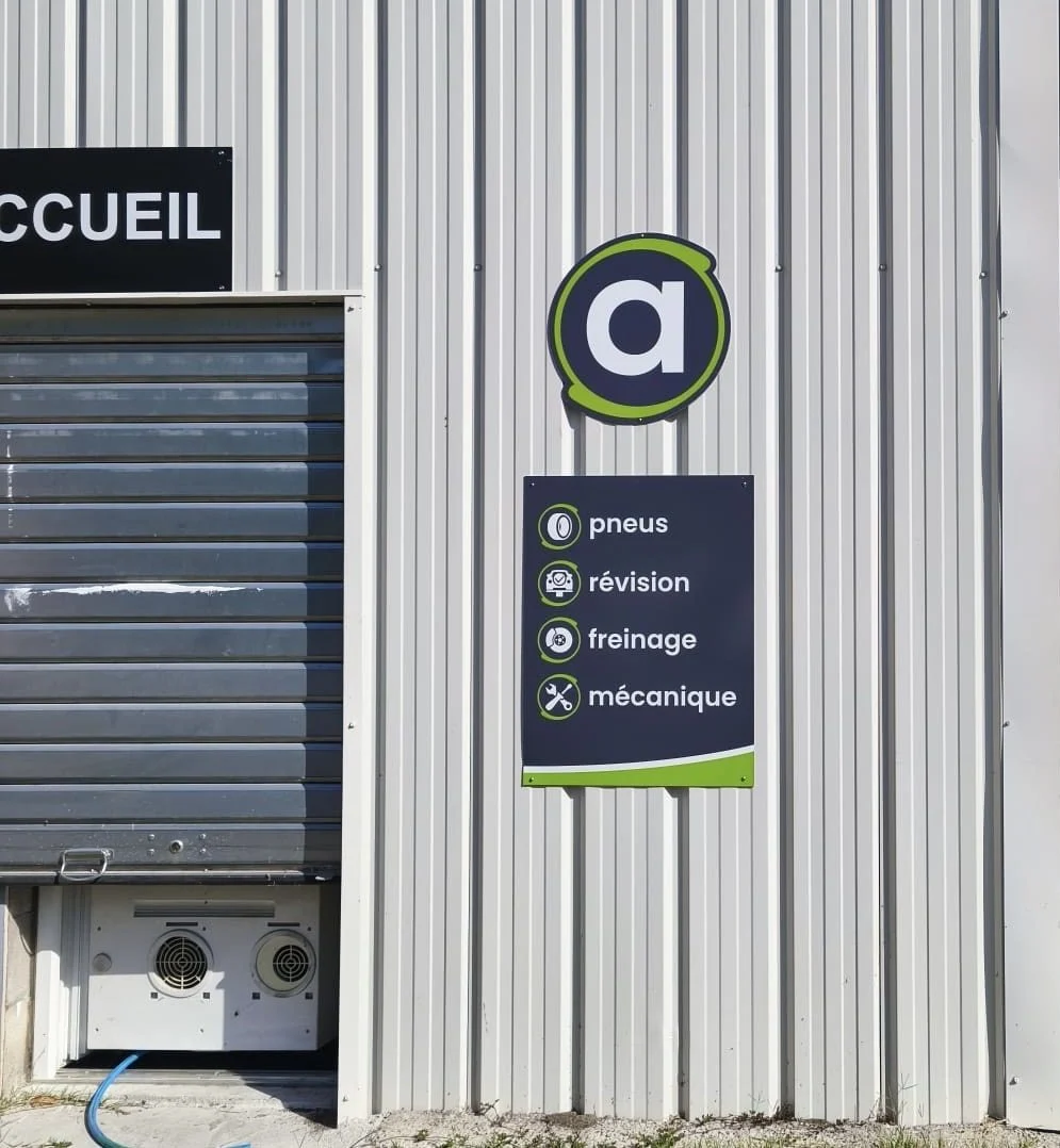 Panneau Avatacar pneus, révision, freinage, mécanique sur bardage métallique