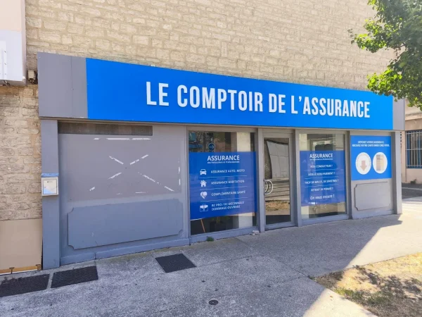 Enseigne bandeau bleu Le Comptoir de l'Assurance sur façade d'agence