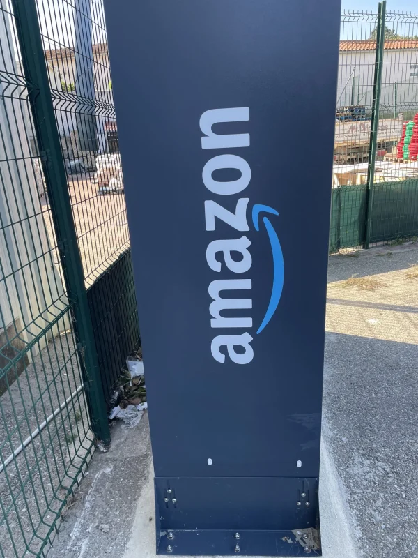 Totem bleu marine Amazon en bordure de site