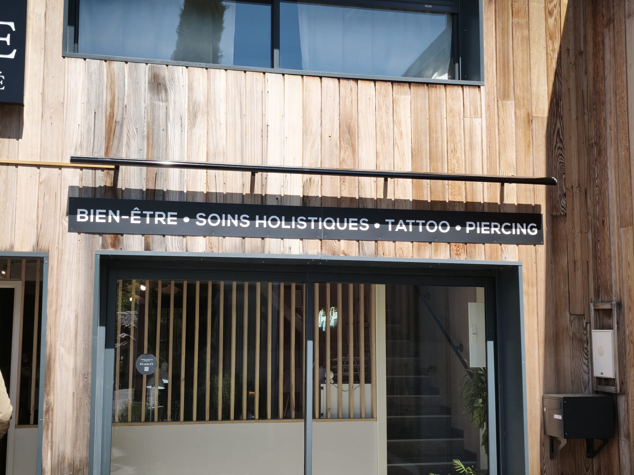 Caisson lumineux noir installé par un poseur professionnel