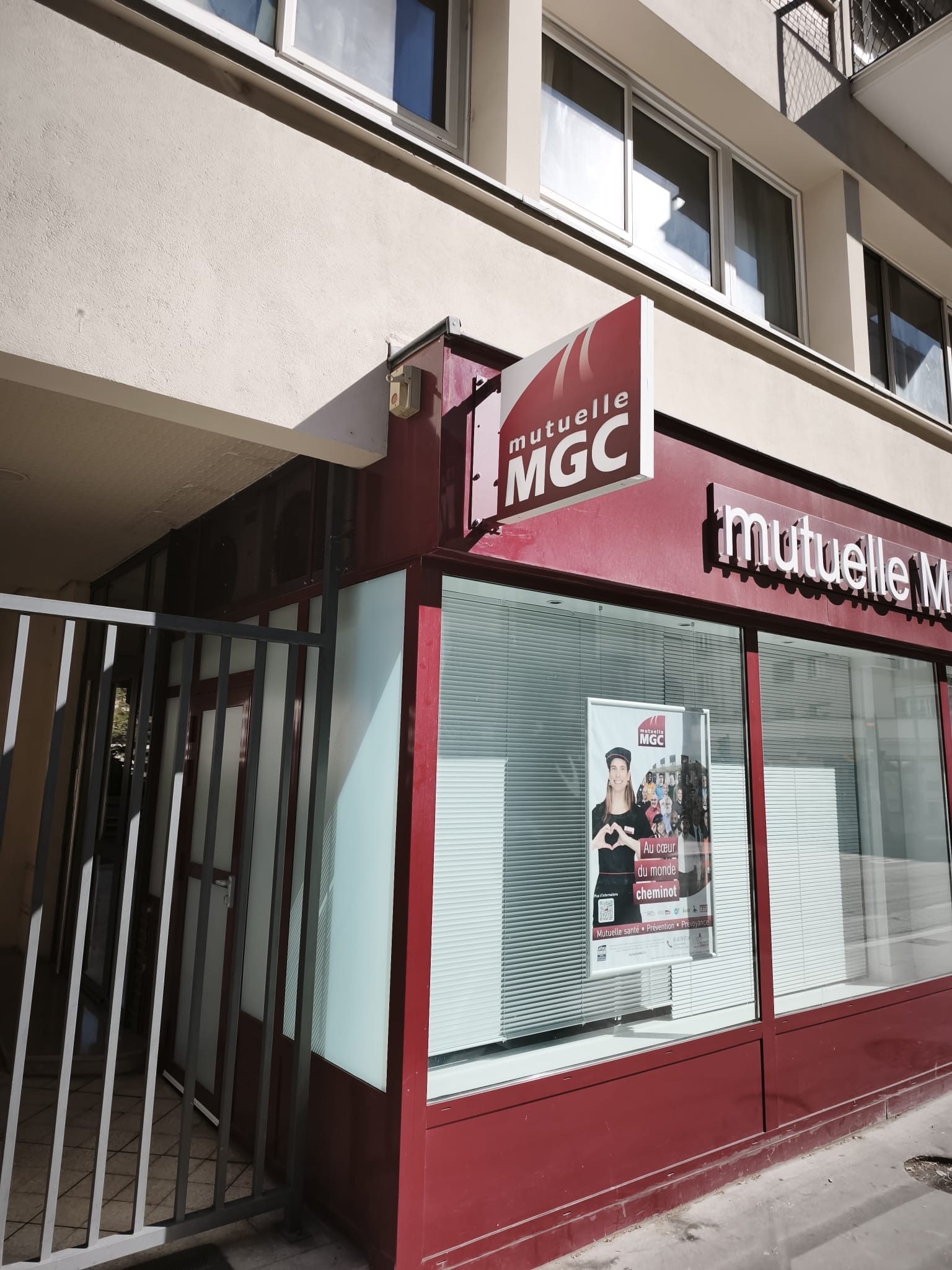 Enseigne drapeau double face sur mesure installée en façade