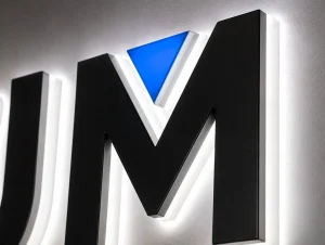 Lettres en PVC et plexi PMMA rétroéclairées avec halo lumineux sur mur blanc