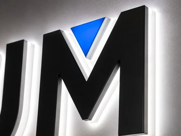 Lettres en PVC et plexi PMMA rétroéclairées avec halo lumineux sur mur blanc