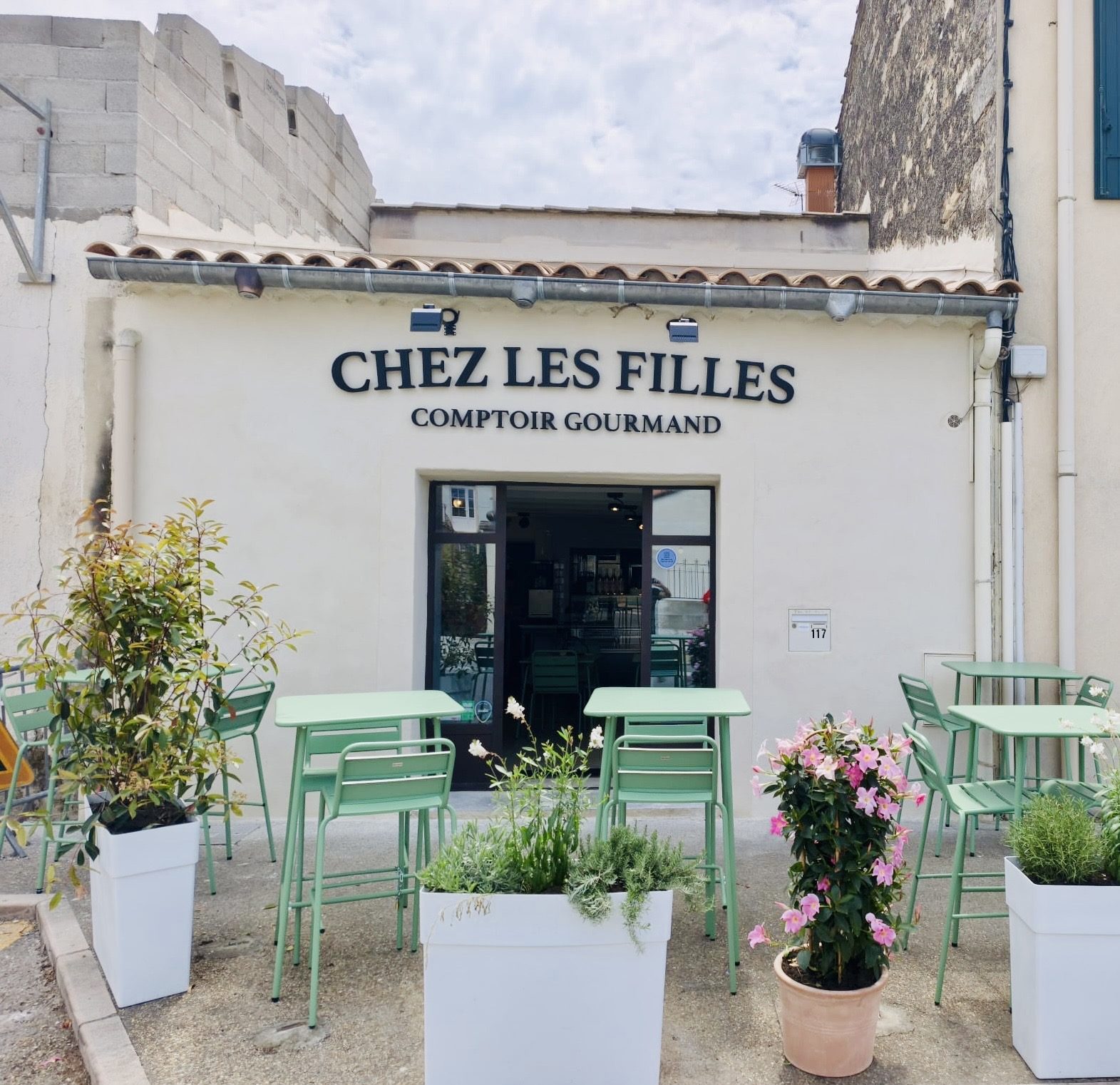 enseigne lettres PVC laquées avec spot – Guide de l’enseigne Nîmes