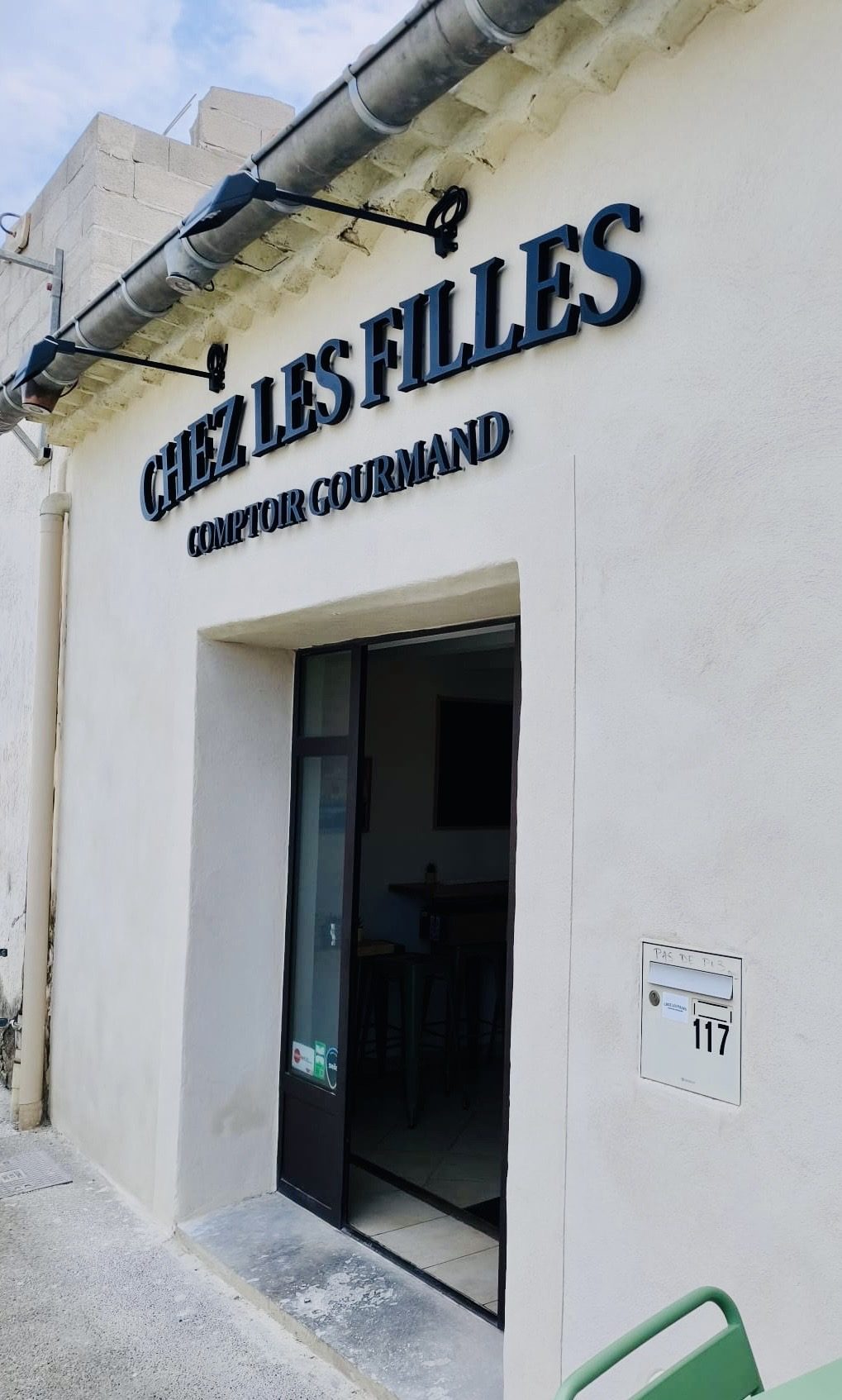 Enseigne en lettres PVC laquées noires