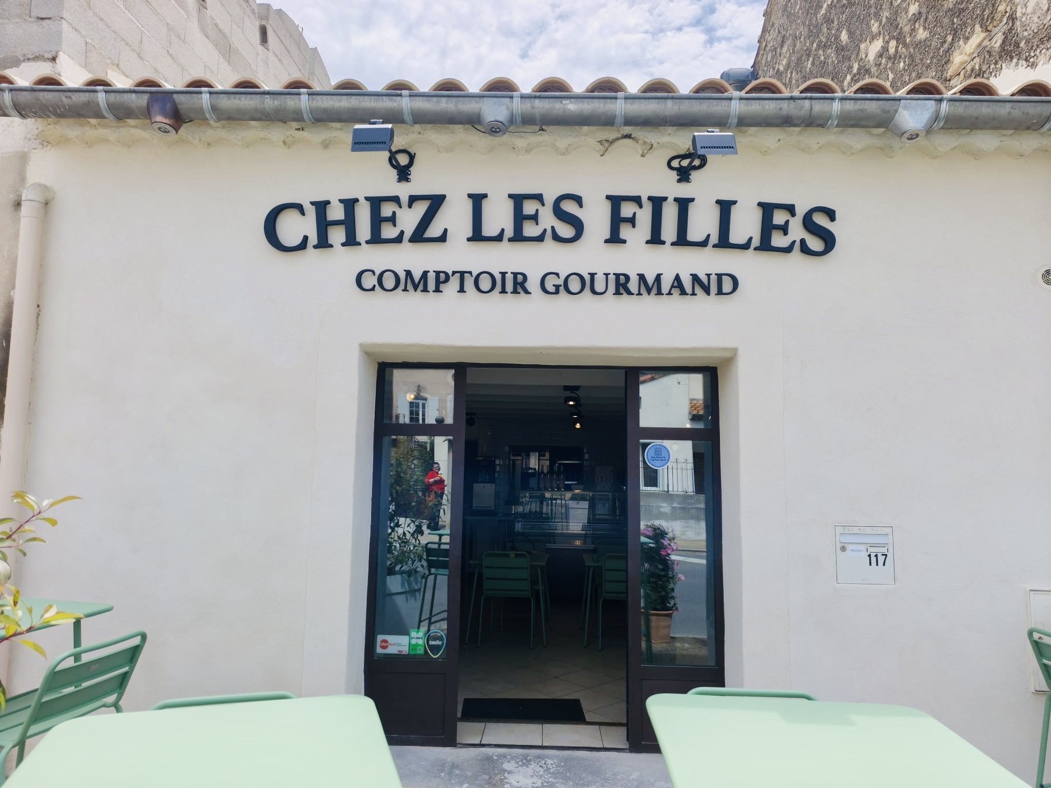 enseigne lettres PVC laquées – Guide de l’enseigne Nîmes